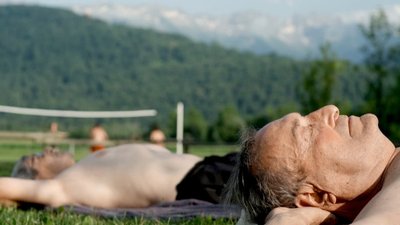 hommes allongés dans l'herbe