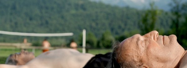 hommes allongés dans l'herbe