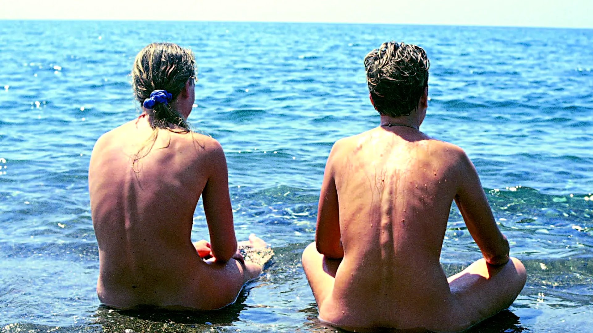 deux femmes nues de dos sur une plage