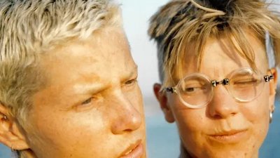 deux femmes se regardant