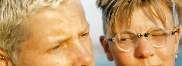 deux femmes se regardant