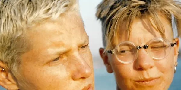 deux femmes se regardant