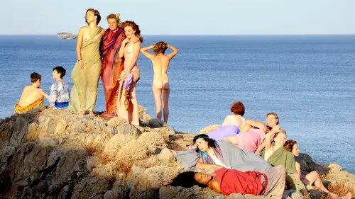 plusieurs femmes sur un rocher en mer