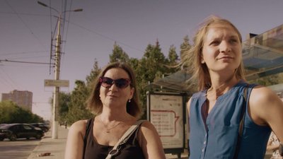 Macha et sa mere à l'arret de bus - My Russian 90