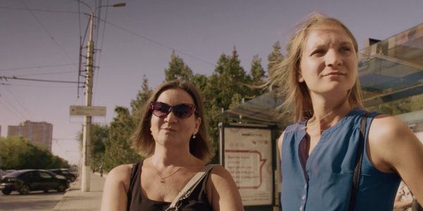 Macha et sa mere à l'arret de bus - My Russian 90