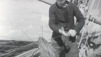 Marin au travail - Voiliers en peche