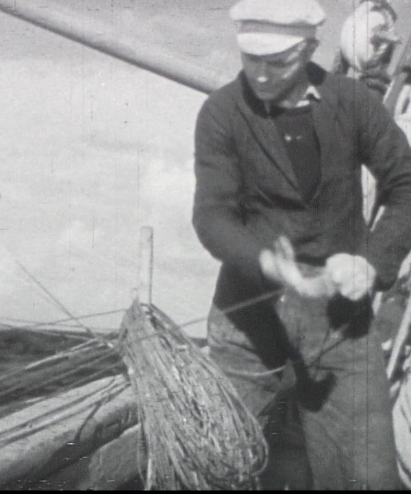 Marin au travail - Voiliers en peche