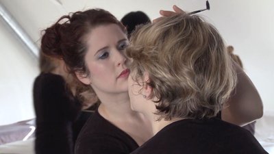 Marjorie en train de maquiller une amie - Le choix de Marjorie