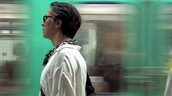 homme attendant le metro
