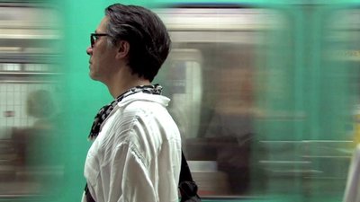 homme attendant le metro