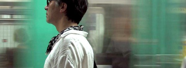 homme attendant le metro