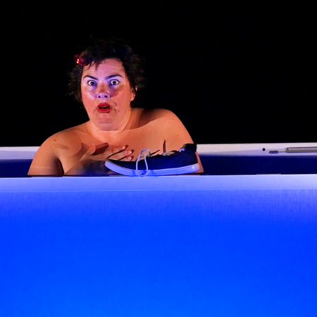 Miniature - Fille et soie