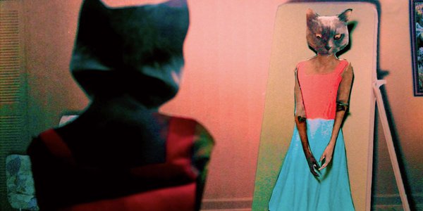 La taille de sa jupe, fiille chat dans le miroir