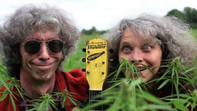 À deux dans un champ de chanvre ne t'inquiète pas