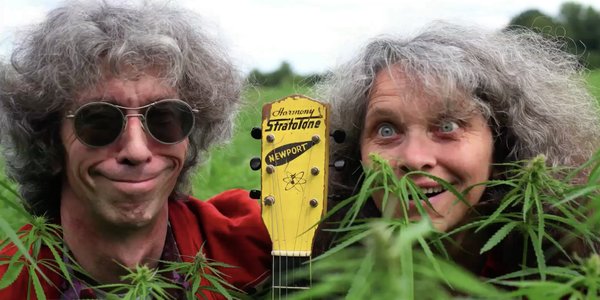 À deux dans un champ de chanvre ne t'inquiète pas