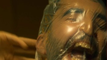 homme avec un sac plastique sur la tete