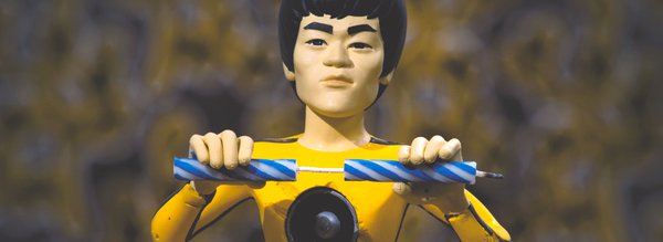 Petit Dragon Bruce Lee casse une bougie