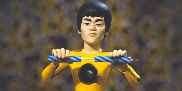 Petit Dragon Bruce Lee casse une bougie