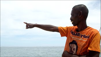 Pêcheur pointe l'horizon