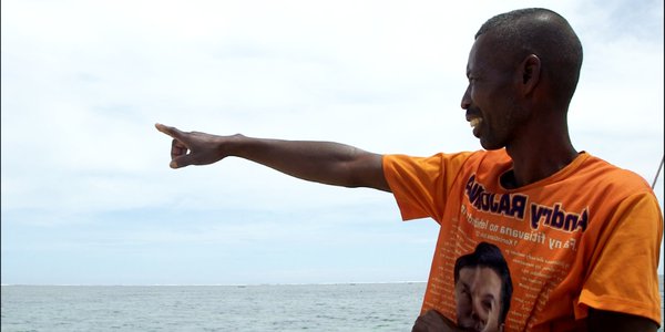 Pêcheur pointe l'horizon