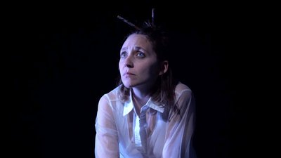 femme regarde en haut