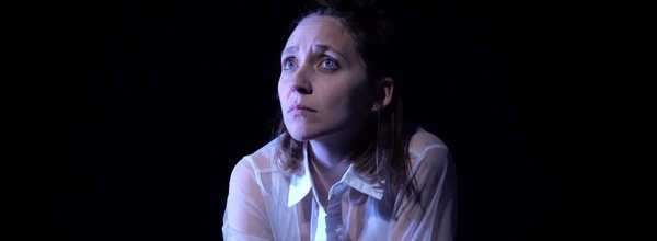 femme regarde en haut