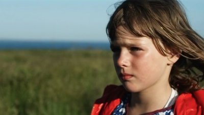 Petite fille cheveux dans le vent - Enez Eusa