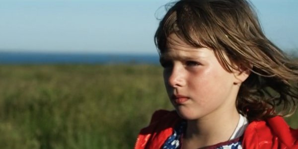 Petite fille cheveux dans le vent - Enez Eusa