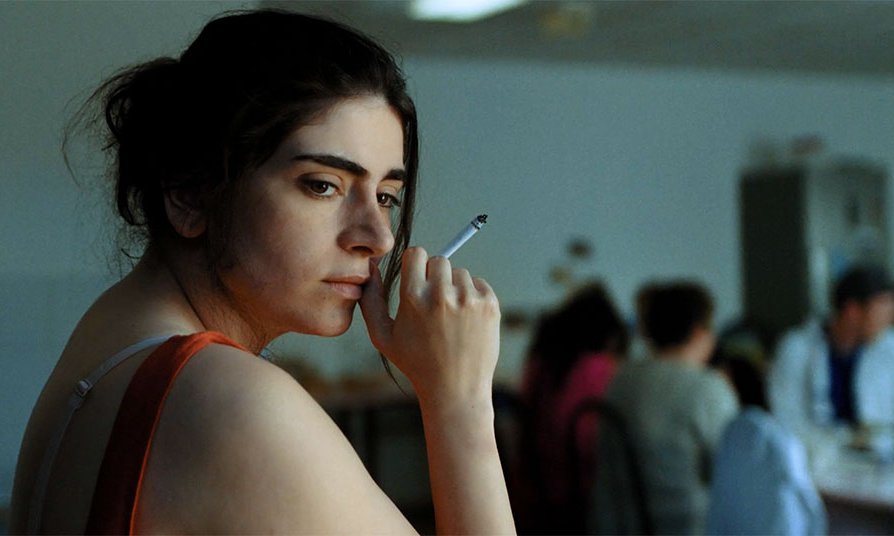 Femme fumant une cigarette Je serai parmi les amandiers