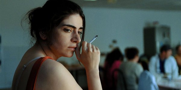 Femme fumant une cigarette Je serai parmi les amandiers