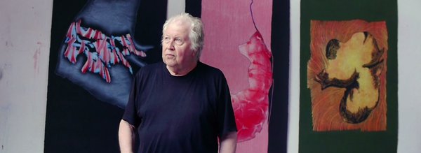 Roland Sénéca devant ses peintures