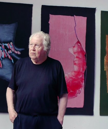 Roland Sénéca devant ses peintures