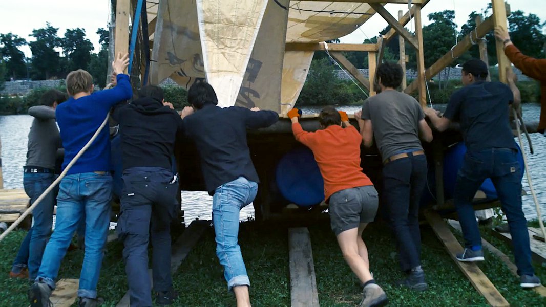 Radeau à l'eau île errance