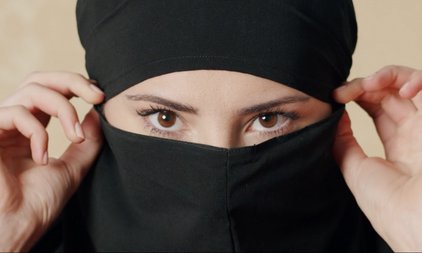 Regard femme burqa - Paris 2024