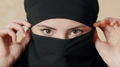 Regard femme burqa - Paris 2024