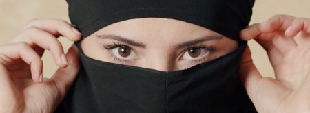 Regard femme burqa - Paris 2024