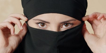 Regard femme burqa - Paris 2024