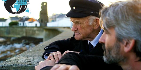 Roi adossé regarde mer Tribu des dieux avec logo
