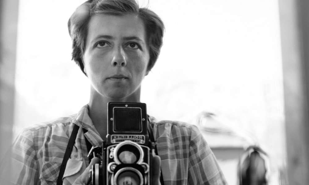 photo dans la vitre Vivian Maier (1000px)