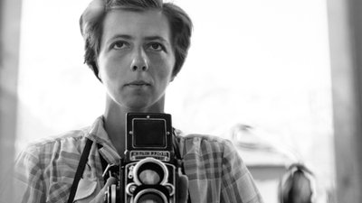 photo dans la vitre Vivian Maier (1000px)