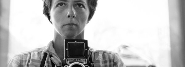 photo dans la vitre Vivian Maier (1000px)