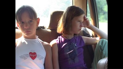 Soeurs dans la voiture - Belinda