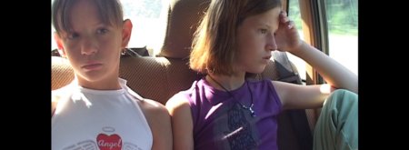 Soeurs dans la voiture - Belinda