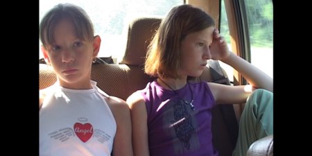 Soeurs dans la voiture - Belinda