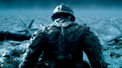 Soldat de dos dans la boue