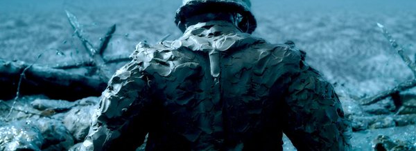 Soldat de dos dans la boue