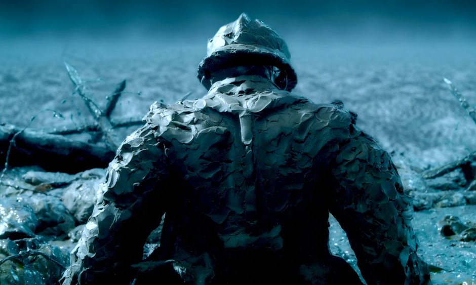 Soldat de dos dans la boue