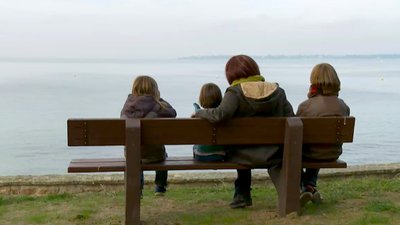 Solenn et enfants sur un banc
