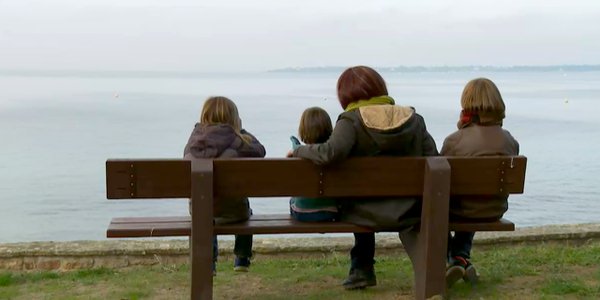 Solenn et enfants sur un banc