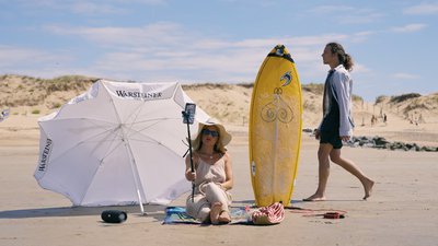 Surfeur et selfie sur la plage - Colors Bay